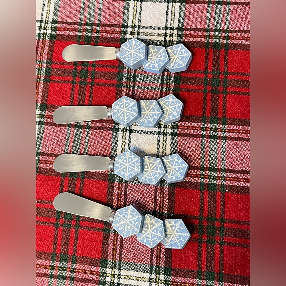 Snowflake Design Cheese Spreaders, 4 Count - Picture 2 of 3